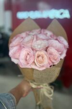 Buquê de 20 Rosas Cor-de-Rosa no Kraft com Juta - Branca de Neve - Imagem 5