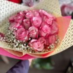 Buquê de 30 rosas rosa e marfim com complementos de mosquitinho e embalagem coreana