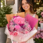 Buquê de rosas rosa e mini rosas com urso de pelúcia rosa em embalagem coreana Amor Mio