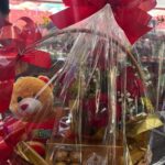 Cesta Amor Sem Fim com Urso de Pelúcia, Rosas Vermelhas e Ferrero Rocher