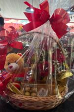 Cesta Amor Sem Fim com Urso de Pelúcia, Rosas Vermelhas e Ferrero Rocher
