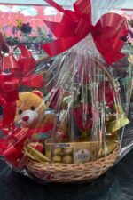 Cesta Amor Sem Fim com Urso de Pelúcia, Rosas Vermelhas e Ferrero Rocher - Imagem 2