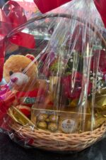Cesta Amor Sem Fim com Urso de Pelúcia, Rosas Vermelhas e Ferrero Rocher - Imagem 3