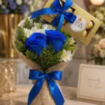 Ramalhete de rosas azuis tingidas com astromélias brancas e caixa de Ferrero Rocher
