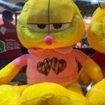 Pelúcia Garfield 80cm gigante amarela vestindo blusa rosa Love