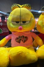 Pelúcia Garfield 80cm gigante amarela vestindo blusa rosa Love