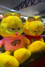 Pelúcia Garfield 80cm com Blusa Love | Pelúcia Grande - Imagem 2