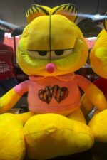 Pelúcia Garfield 80cm com Blusa Love | Pelúcia Grande - Imagem 3