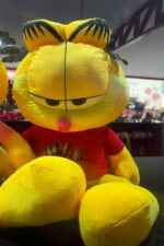 Pelúcia Garfield 80cm com Blusa Love | Pelúcia Grande - Imagem 4
