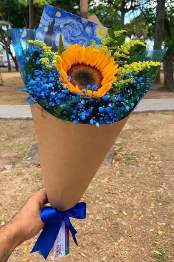 Ramalhete Van Gogh com Girassol e Mosquitinho Azul no Kraft