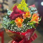 Ramalhete com Rosa Vermelha Aveludada, Alstroemérias e Mosquitinho