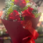 Ramalhete de 3 rosas colombianas vermelhas com tango mosquitinho e embalagem coreana