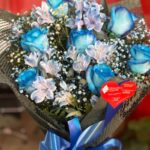 Ramalhete de Rosas Azuis Tingidas com Alstroemérias e Mosquitinho