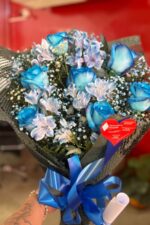 Ramalhete de Rosas Azuis Tingidas com Alstroemérias e Mosquitinho