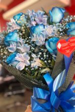 Ramalhete de Rosas Azuis Tingidas com Alstroemérias e Mosquitinho - Imagem 2