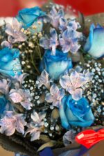 Ramalhete de Rosas Azuis Tingidas com Alstroemérias e Mosquitinho - Imagem 3