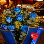 Ramalhete de flores com 8 rosas azuis tingidas e tango com laço de cetim azul