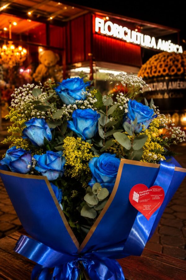 Ramalhete de flores com 8 rosas azuis tingidas e tango com laço de cetim azul