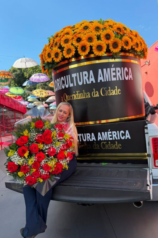 Super buque gigante de rosas vermelhas com entrega especial na caçamba da caminhonete RAM para fotos e videos